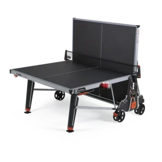 Cornilleau 600X outdoor tavolo ping pong pieghevole, metà aperta e metà ripiegata