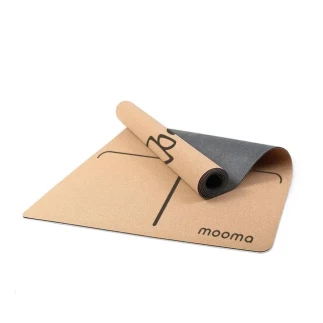 Tappetino in sughero per yoga e pilates Mooma con serigrafia laser per riferimenti di allineamento.